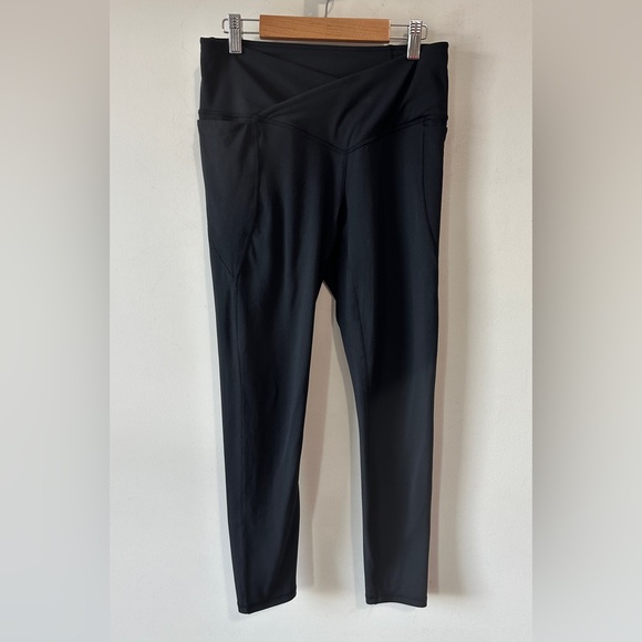 Fabletics Black High-Waisted Exposed Navel V Front Crossover Leggings Size S - Picture 2 of 6